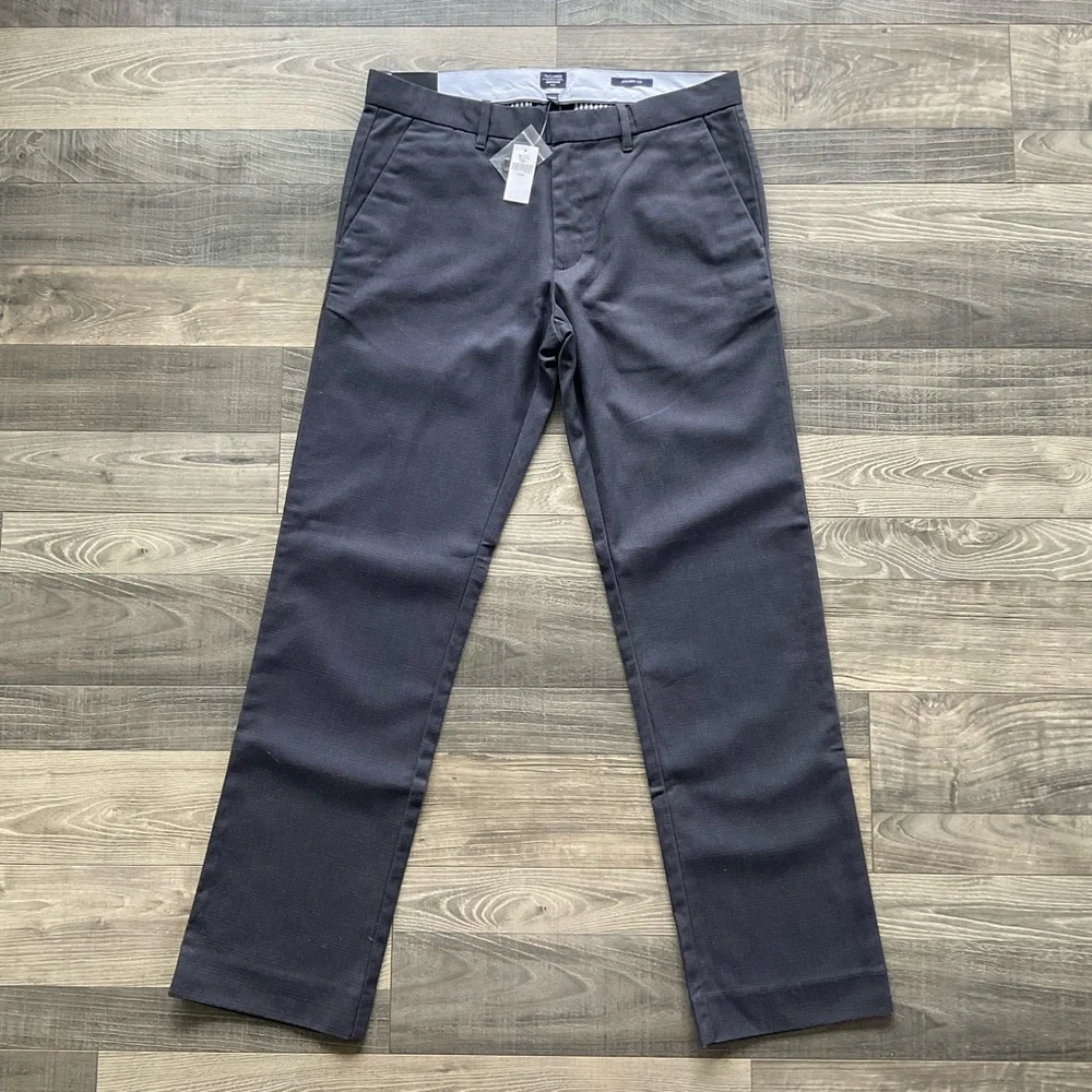 32x32 NWT Gap Tailored Khakis Men’s Charcoal Grey Straight Leg Flat Front 900951